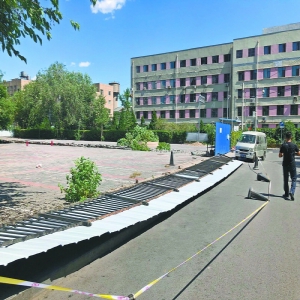 海淀区文慧园 大风刮倒围挡 多车遭殃