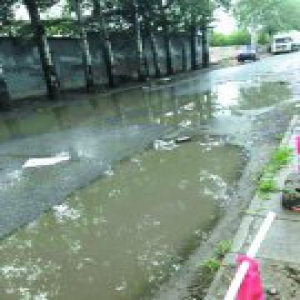 西红门镇西红门路部分路面 垃圾堆占道俩土坑积水