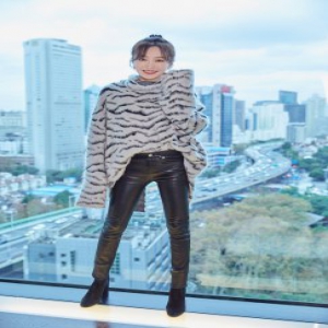 秦岚黑白虎纹衫优雅亮相 自封是龙猫“头号粉丝”