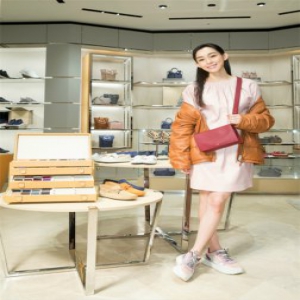 范玮琪展现优雅不羁的范式时尚