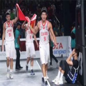 三人篮球中国夺金 姚明亲临现场祝贺球员