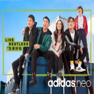 屈楚萧大片曝光 身着利落夹克展温暖笑颜