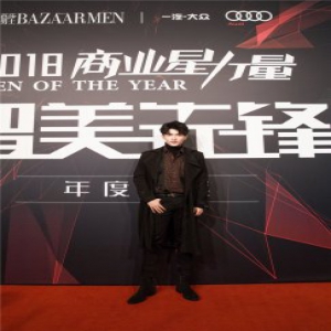 米热出席时尚盛典 休闲look诠释时髦贵气