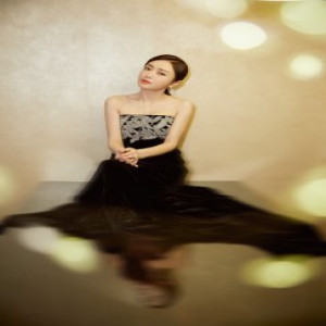 秦岚黑丝绒礼服亮相国剧盛典 实力宠粉提醒大家注意保暖