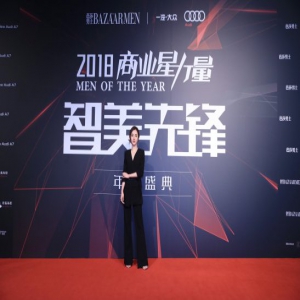 王晓晨亮相芭莎男士年度盛典 酷帅西装展反转魅力