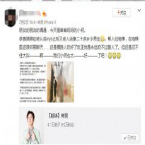 偶遇何炅牵手妈妈 被网友大赞太暖心