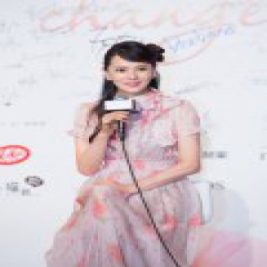 伊能静赴东京参加盛典 温柔似水如少女