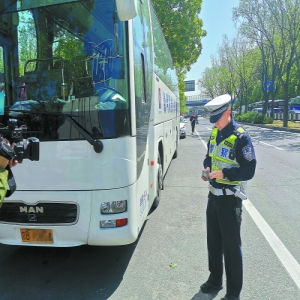 “五一”前后将持续整顿游客集中区周边停车秩序