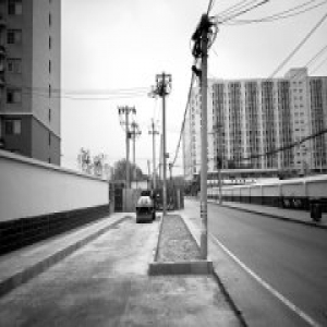 彰化路金庄公交站附近 电线杆占地影响铺路