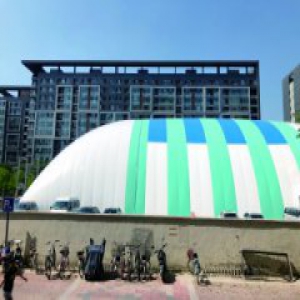 一夜间窗外“吹”起体育馆 与居民楼仅一墙之隔