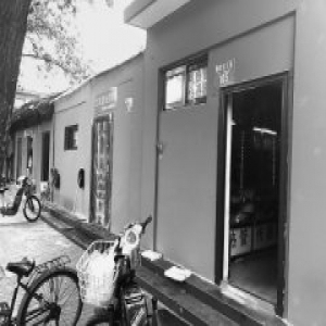 西四北大街统一店铺门面后 商户挂上花花绿绿招牌