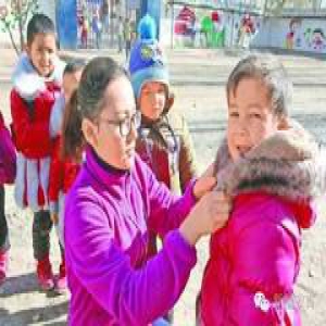 村里娃娃会用国语问好了