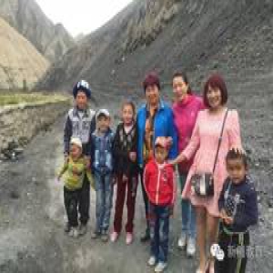 克拉玛依支教教师与阿克陶地震灾区学生在一起