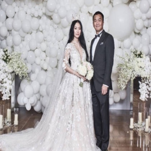 婚礼上献唱示爱老公 黄婉佩挺孕肚嫁新加坡首富