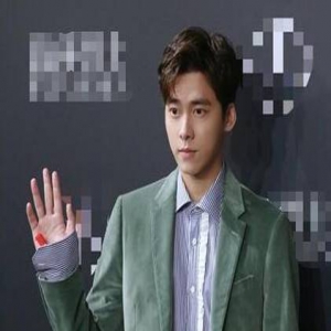李易峰清新装扮亮相 机智回答获赞情商高