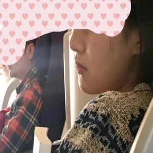 女子抱“高晓松”入睡 网友调侃：有啥想不开的吗？