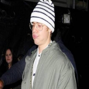 这是得罪摄影师的下场？比伯被拍成邋遢中年大叔