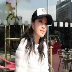 刘晓庆自拍皮肤滑嫩 回应整容：都是原装的 不要误导