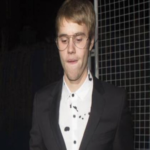 满脸胡渣、表情怪异…比伯这是得罪了摄影师吗？(图)