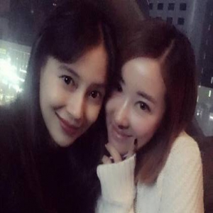 越来越有夫妻相 Baby与闺蜜合影竟撞脸黄晓明