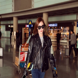 袁姗姗朋克装晒街拍 脚下生风显时尚