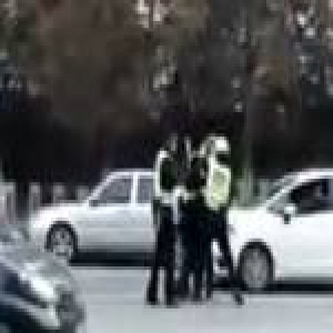 山东临沂两交警当街互殴：动警棍砸脑袋(图)