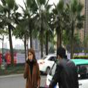 霸气！女汉子推车数百米 老公旁边淡定带娃(图)