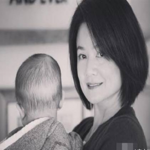 李小鹏的岳母竟然这么美！年过半百气质依旧(图)