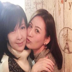 “不老女神”周慧敏皮肤白皙 49岁却不减当年风韵