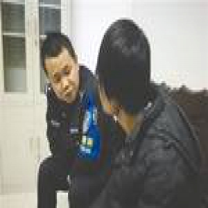 父亲扮少女卧底自杀群 救下别人自己儿子却跳楼