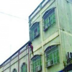 海南一五旬妇女3楼跳下 丈夫称其曾遭人侵害