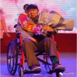 一副轮椅，一颗热心肠，凭着这两样东西他已坚持义务扫街6年