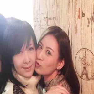 周慧敏皮肤细滑零瑕疵 粉丝难耐“强吻”不老女神