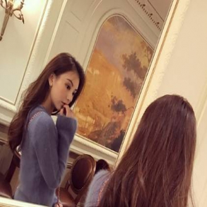 圣诞临近“天王嫂”方媛心情大好：对着镜子臭美一下