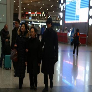 暖心！郎朗现身机场 全程细心呵护恩师