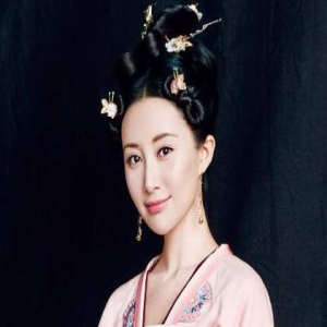 杨紫晒旧照为舒畅庆生 网友：你长大了她却没变(图)