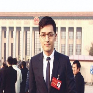 胡歌戴眼镜出席文代会 秒变优秀文艺青年