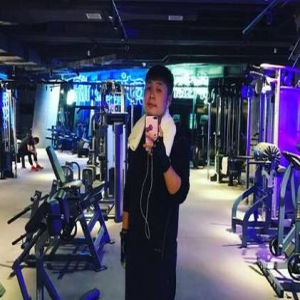 硬汉的少女心？杜海涛发健身鸡汤 粉色手机壳抢镜