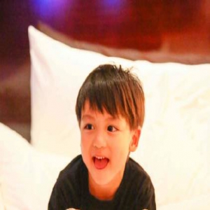 小亮仔被窝里上演“搞怪秀” 萌化网友