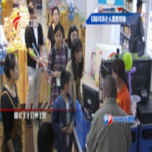 《你会怎么做》：耳背老人街头问路 善良母子一路相送