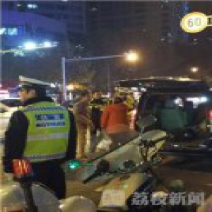 南京：女子拒绝交警检查 发飙打滚被路过车碾伤