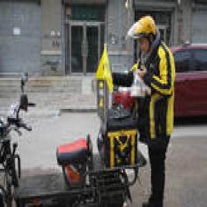 贵阳一外卖送餐员偷拿同行配餐美团回应：将被辞退