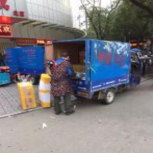 心酸！浙江一快递哥背着宝宝送快递(图)