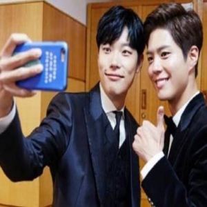 情敌相见！朴宝剑柳俊烈同框 曾出演《请回答1988》