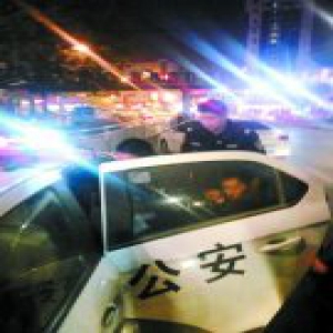 郑州男子浑身血迹“兜圈” 5名的哥辅助民警“全城封堵”