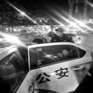 勇敢的哥暗夜追凶 发现乘客穿血衣后召集同伴猛追