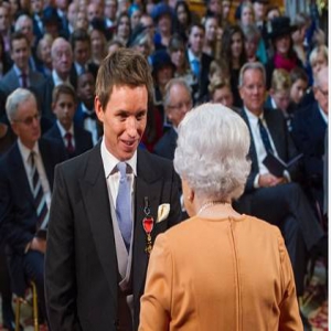 太帅！小雀斑在白金汉宫接受女王授予勋章