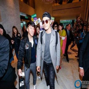 黄晓明现身台湾捞金获baby相随：她就想跟着我