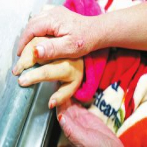 “傻”保姆十年如一:把患者当姐姐 甘愿工资少一半