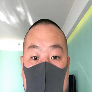 岳云鹏戴明星爆款口罩 遮不住脸反倒挤出了两颊的肉